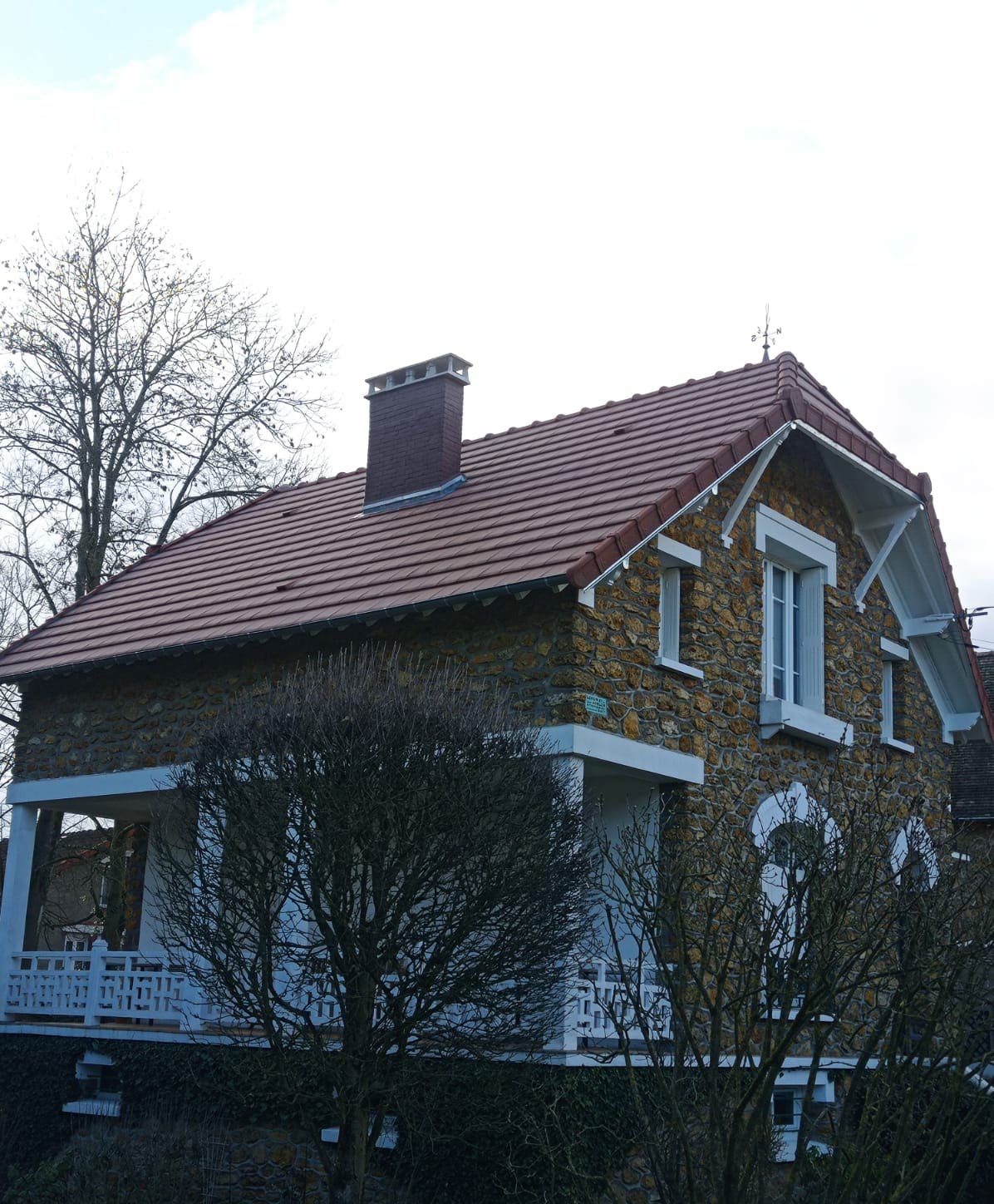 Maison avec sa toiture et sa cheminée entièrement rénovées