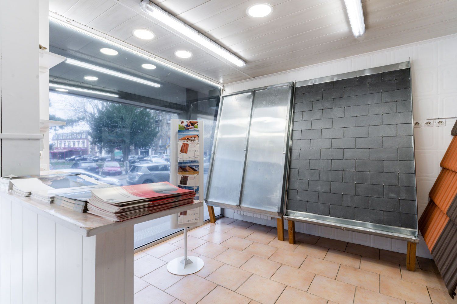 Showroom des Compagnons du Bâtiment avec des expositions en zinc et ardoise