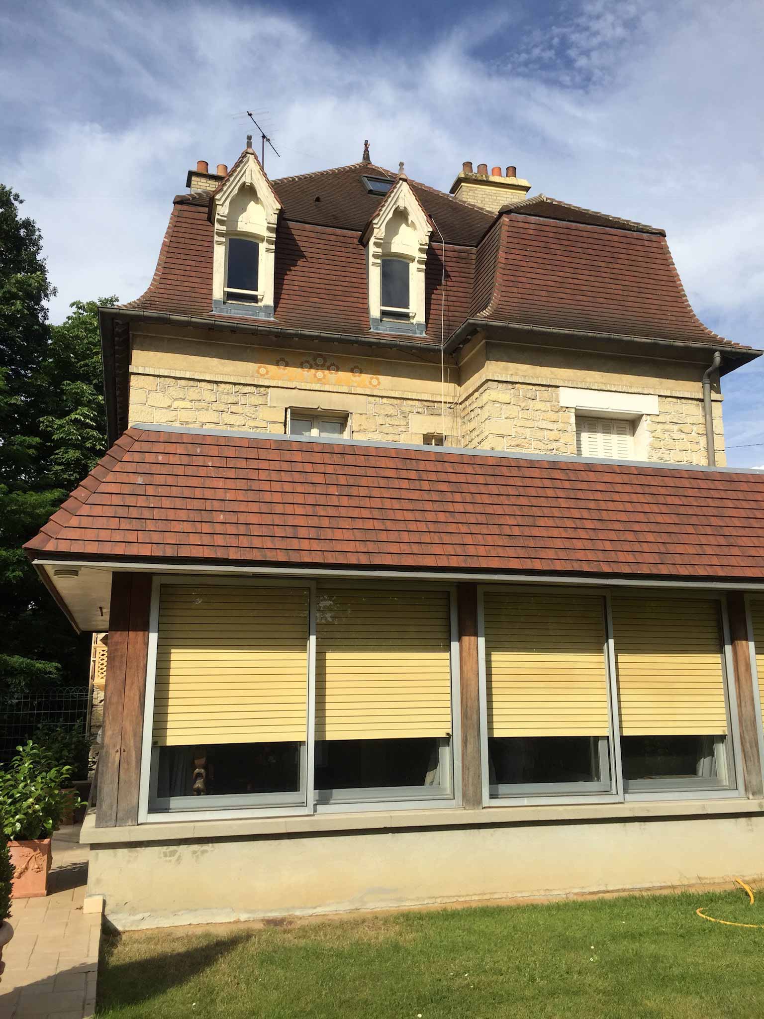 Maison en pierres apparentes avec ses toitures rénovées