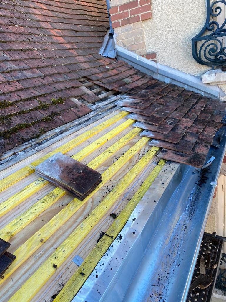Toiture et zinguerie en cours de réparation