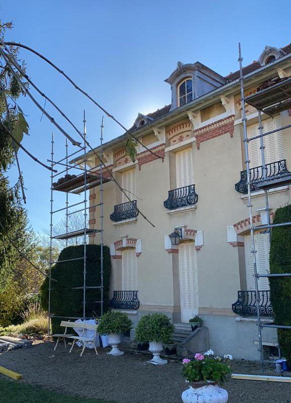 Façade d'une charmante maison avec un échafaudage