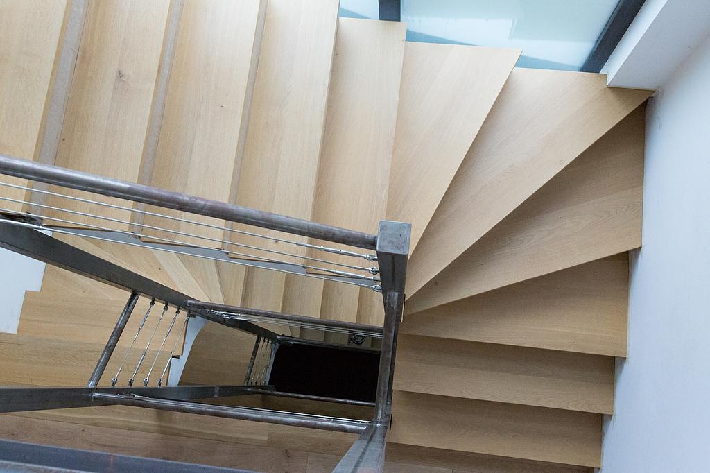 Escalier béto habillage bois massif et garde coprs en acier