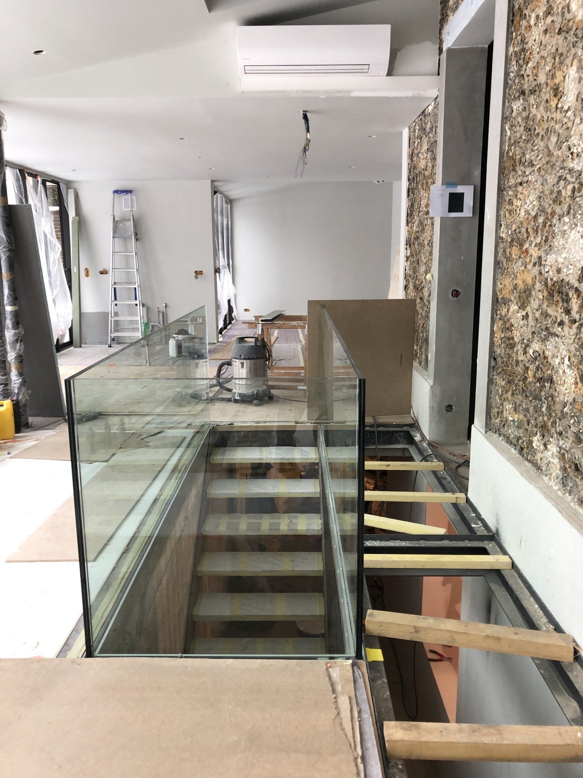 Pose d'un escalier moderne de face