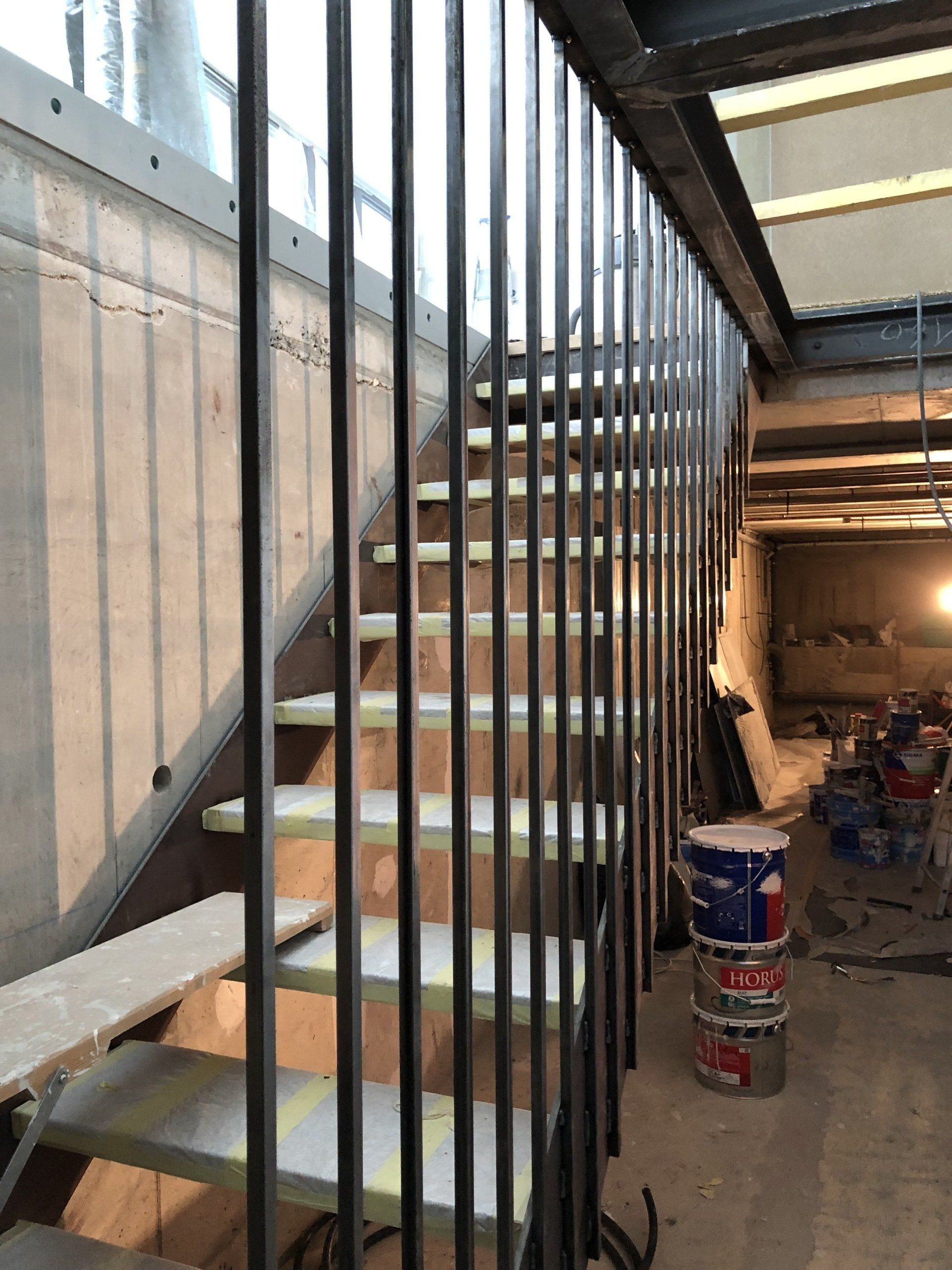 Bas d'un escalier moderne après son installation