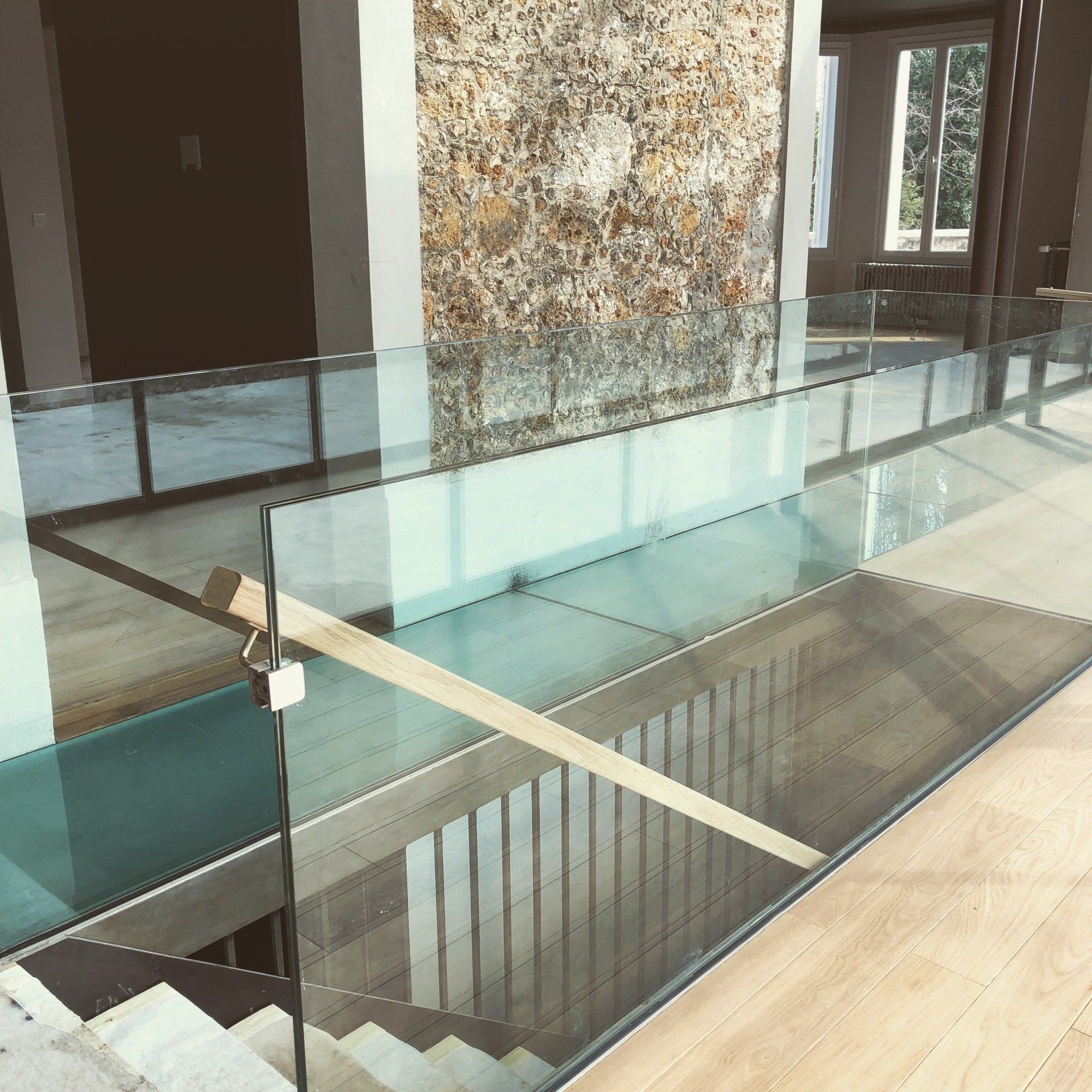 Pose d'un escalier moderne avec beaucoup de verre