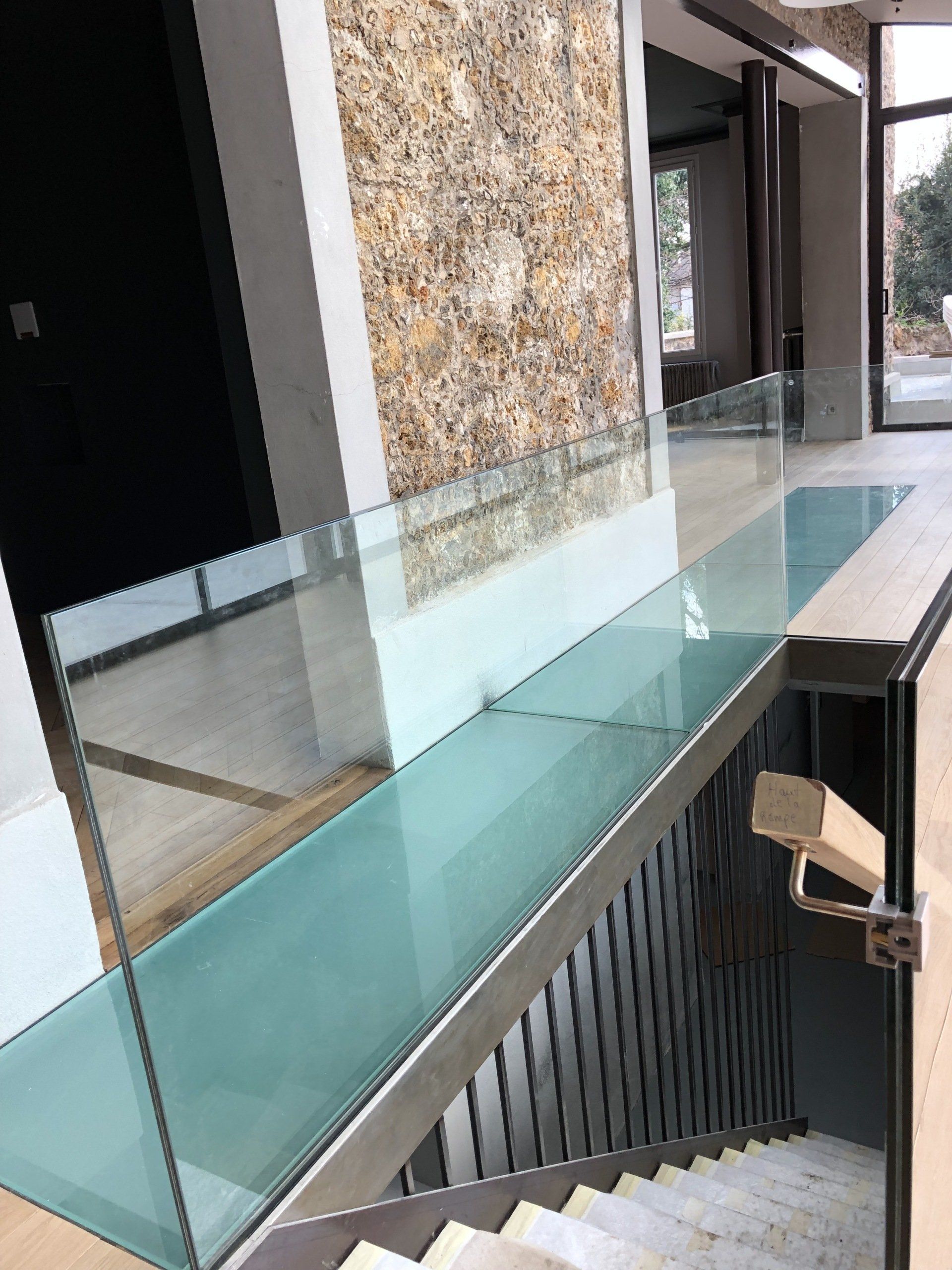 Pose d'un escalier moderne avec beaucoup de verre de face
