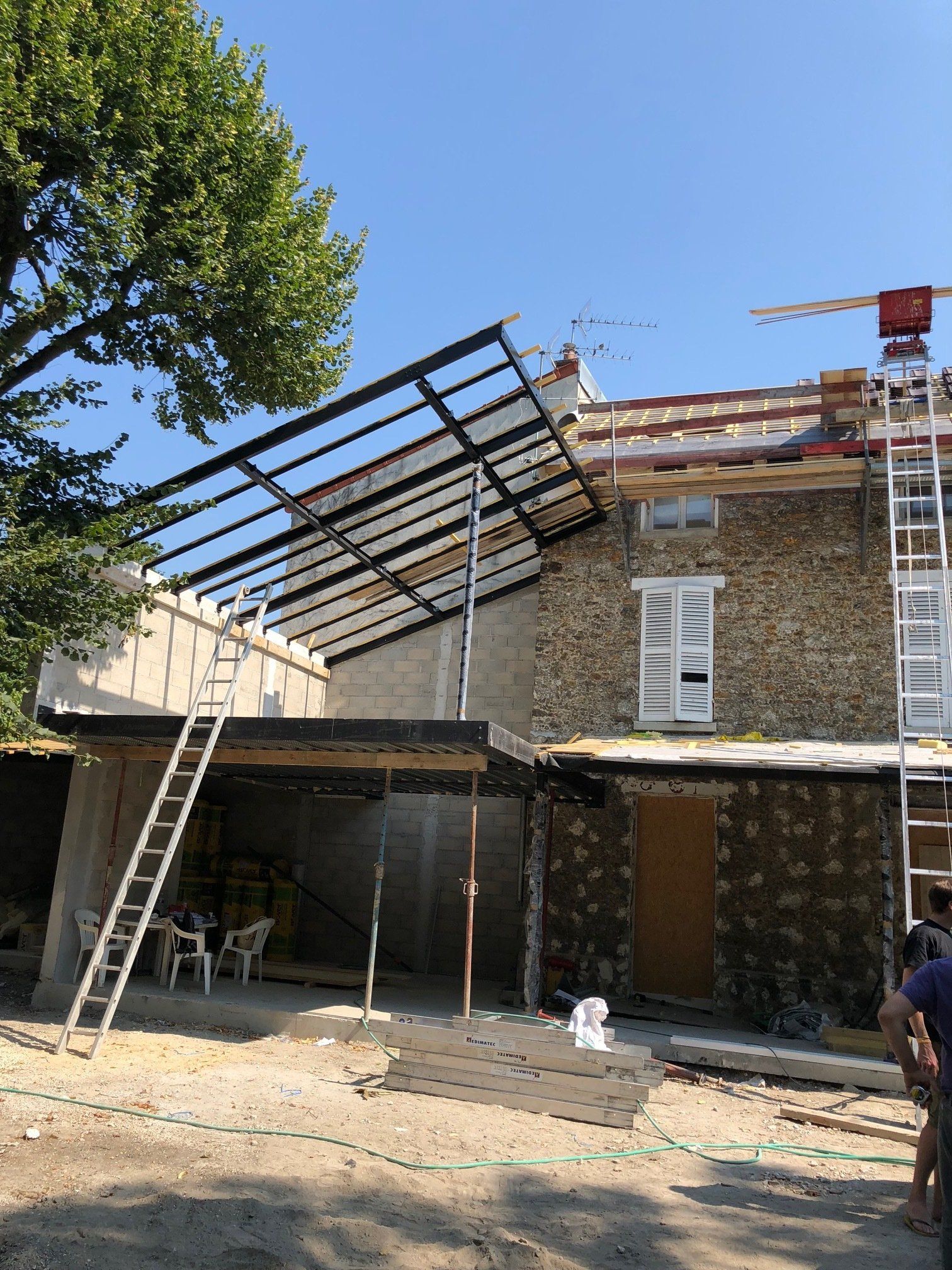 Pose du toit d'une extension