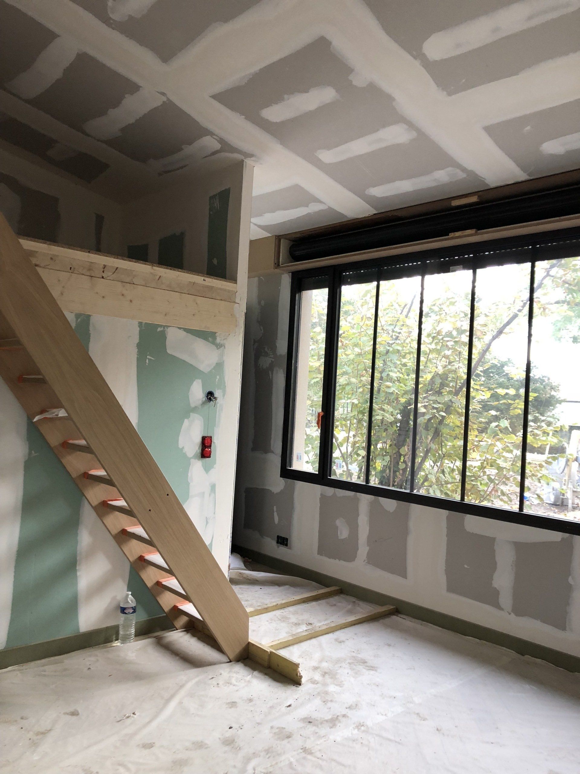 Escalier de mezzanine avant la peinture