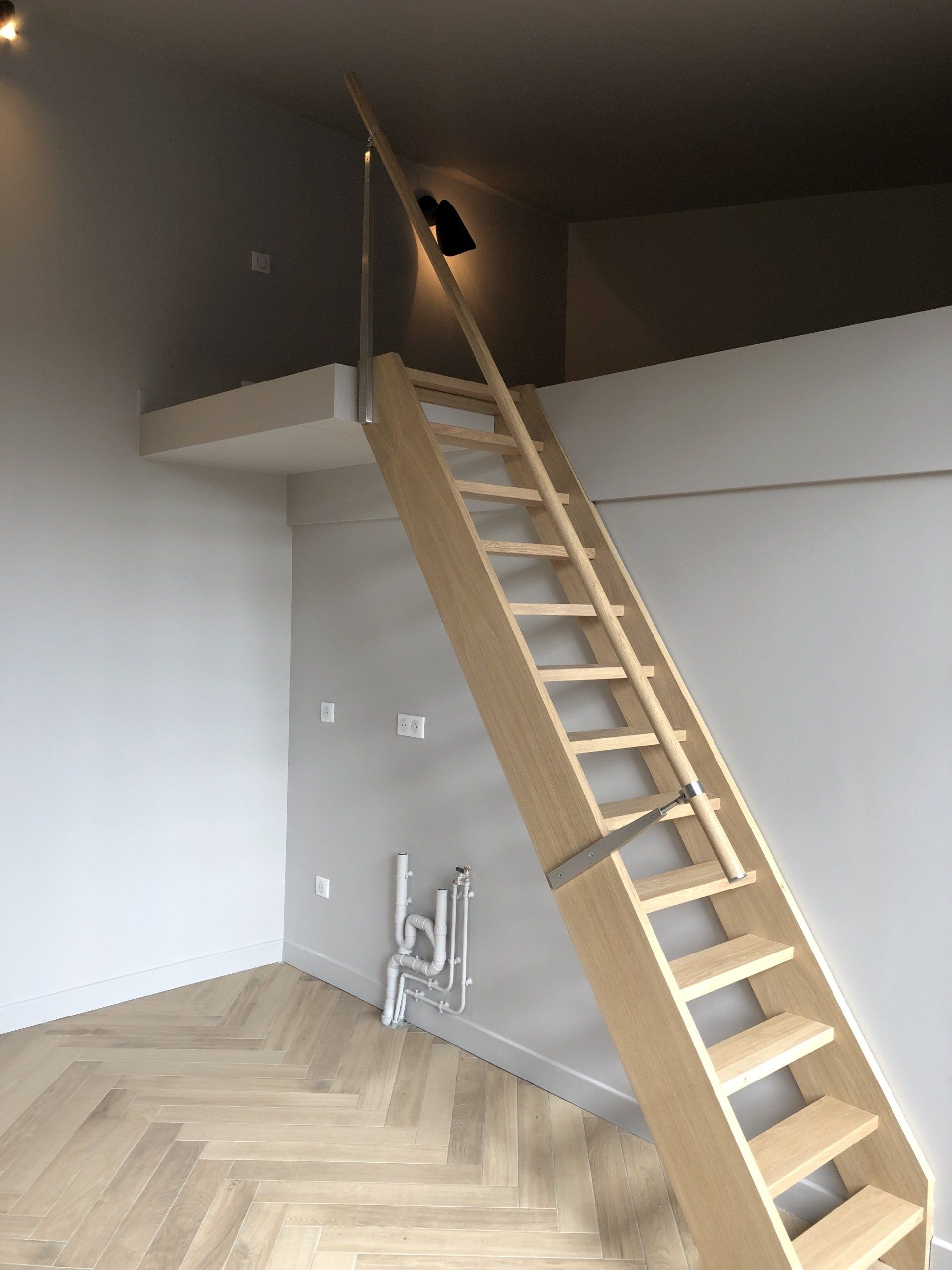 Petit escalier en bois donnant accès à une mezzanine