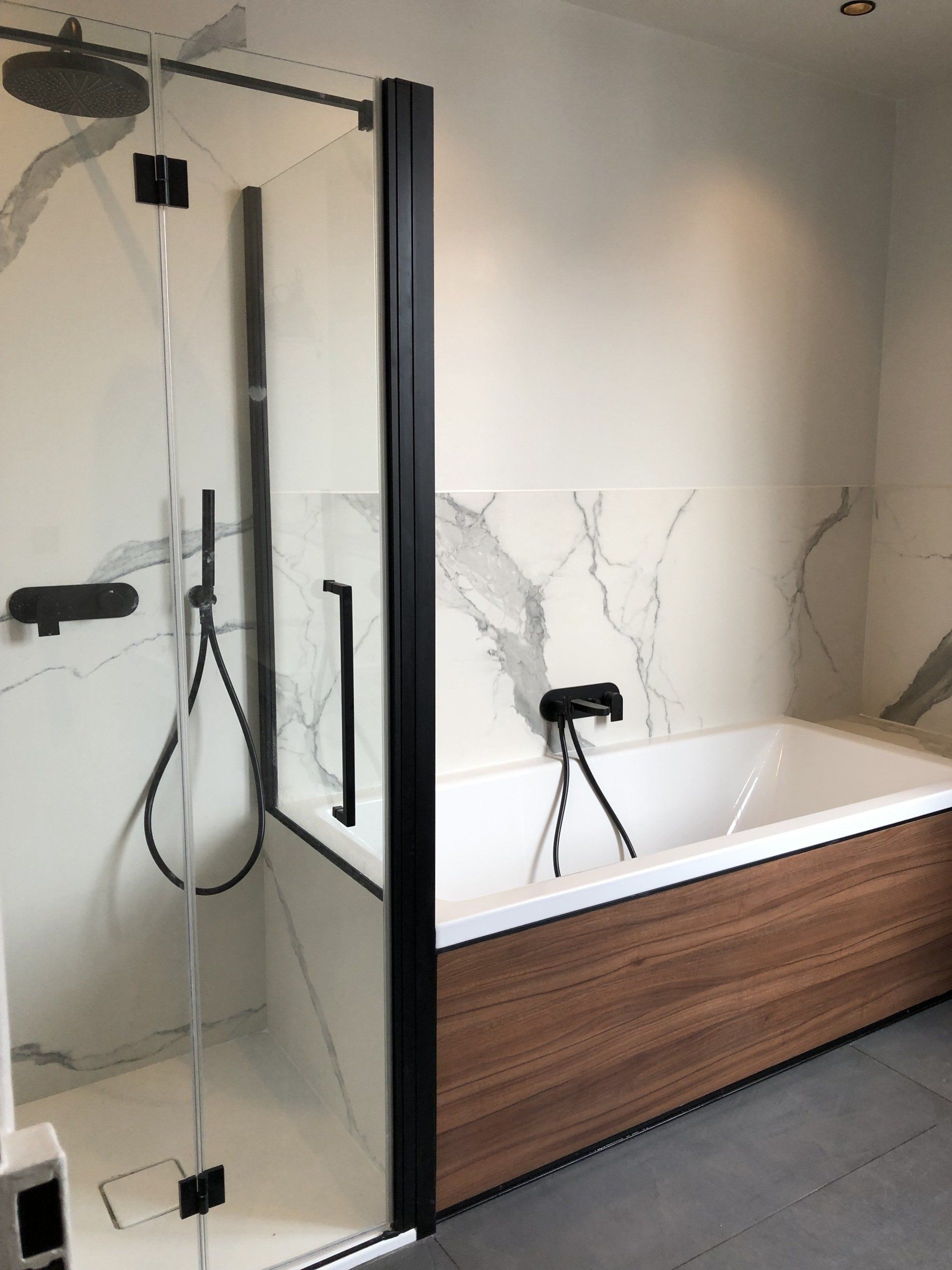 Salle de bain avec des murs imitant le marbre blanc