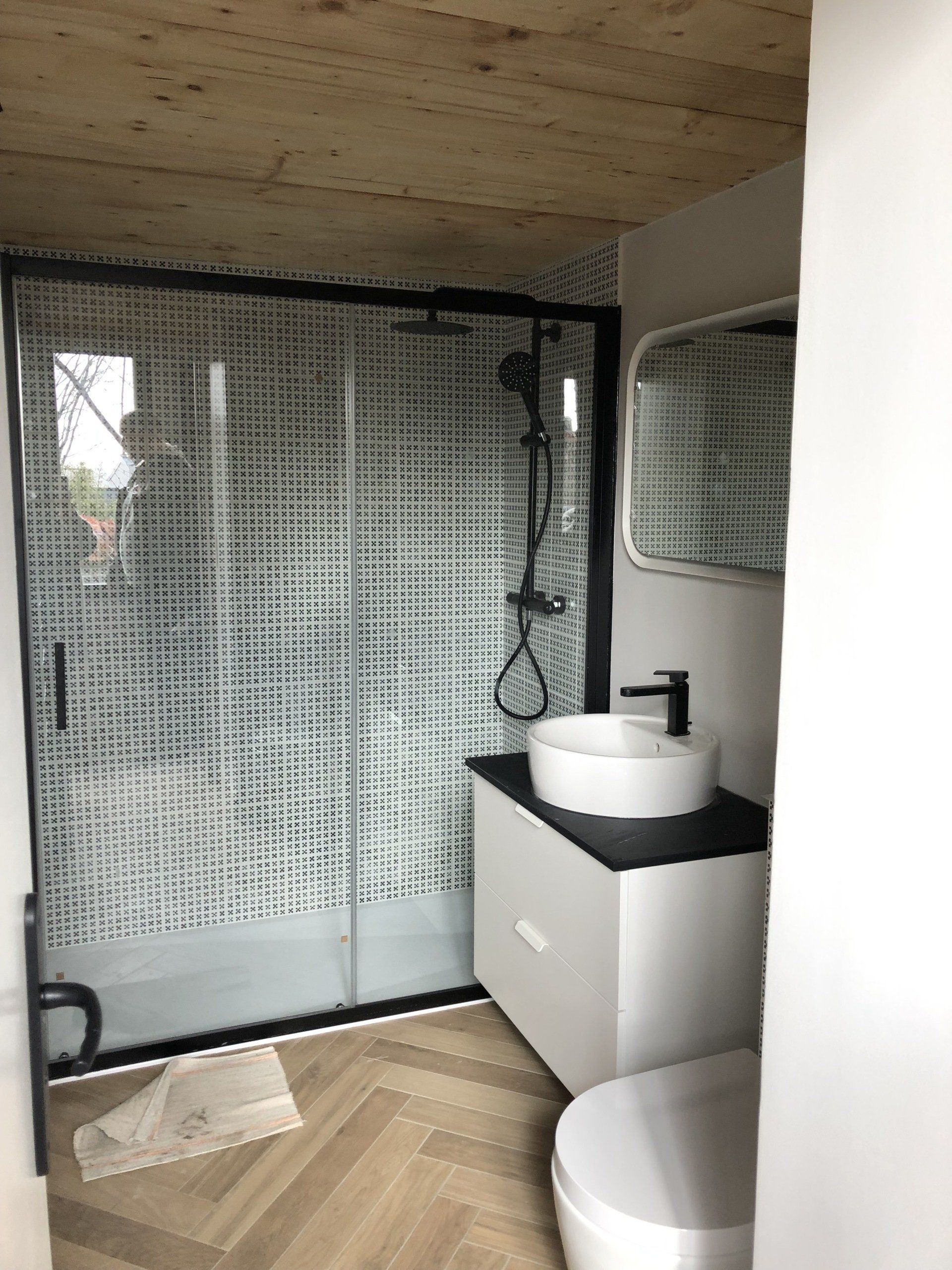 Douche à l'italienne avec de la mosaïque