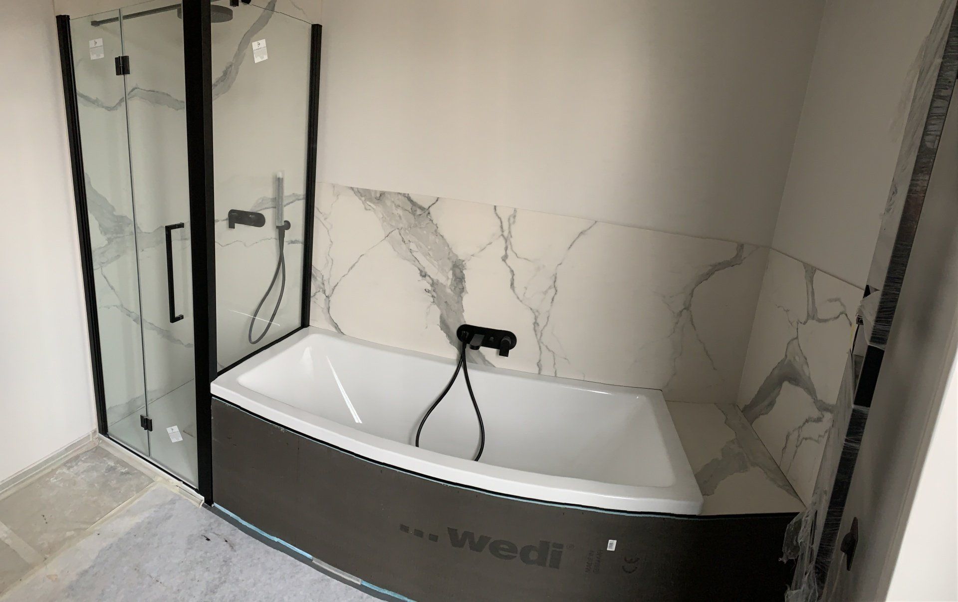 Salle de bains moderne avec une douche et un bain