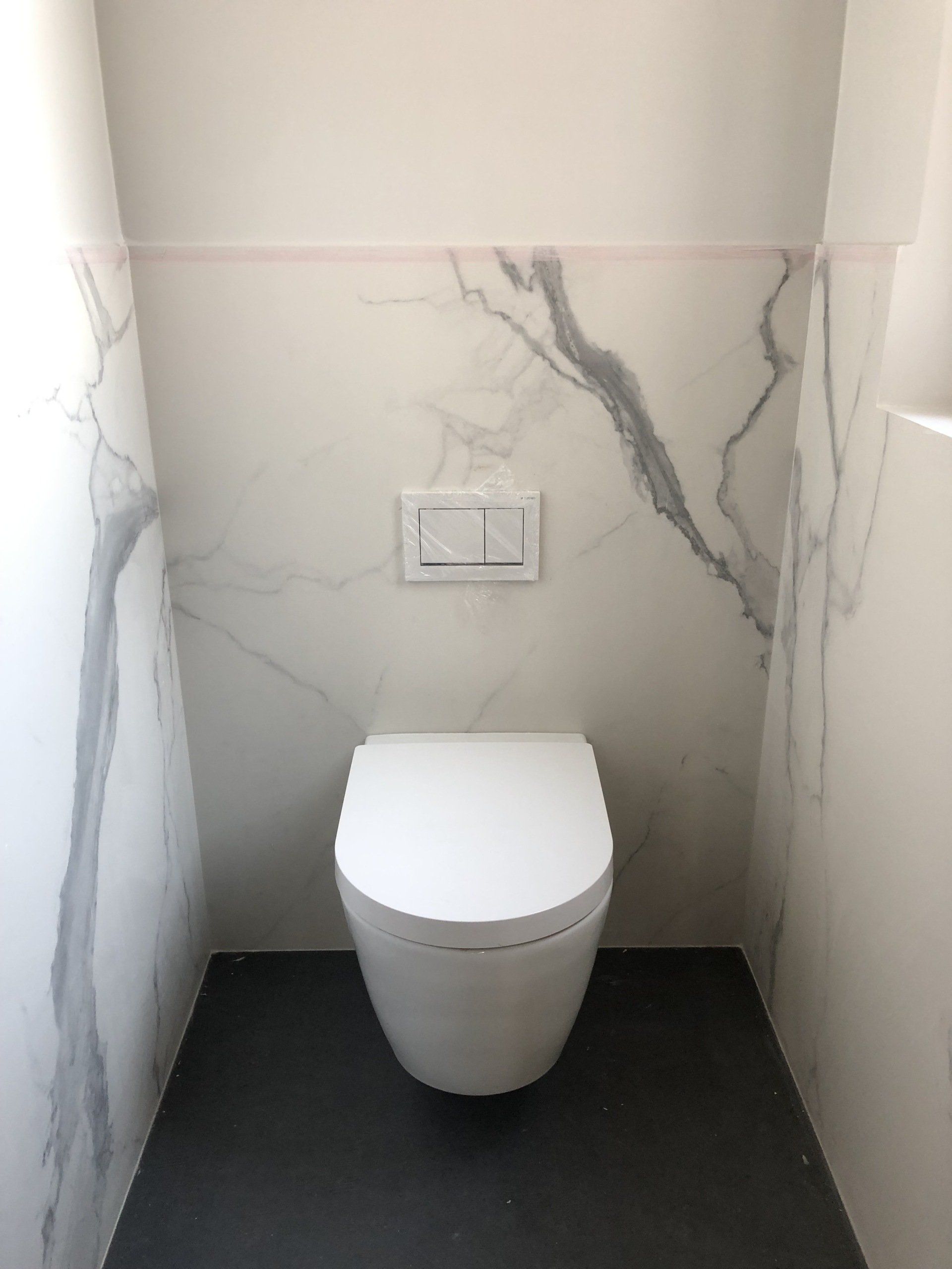 Toilettes modernes avec du marbre blanc