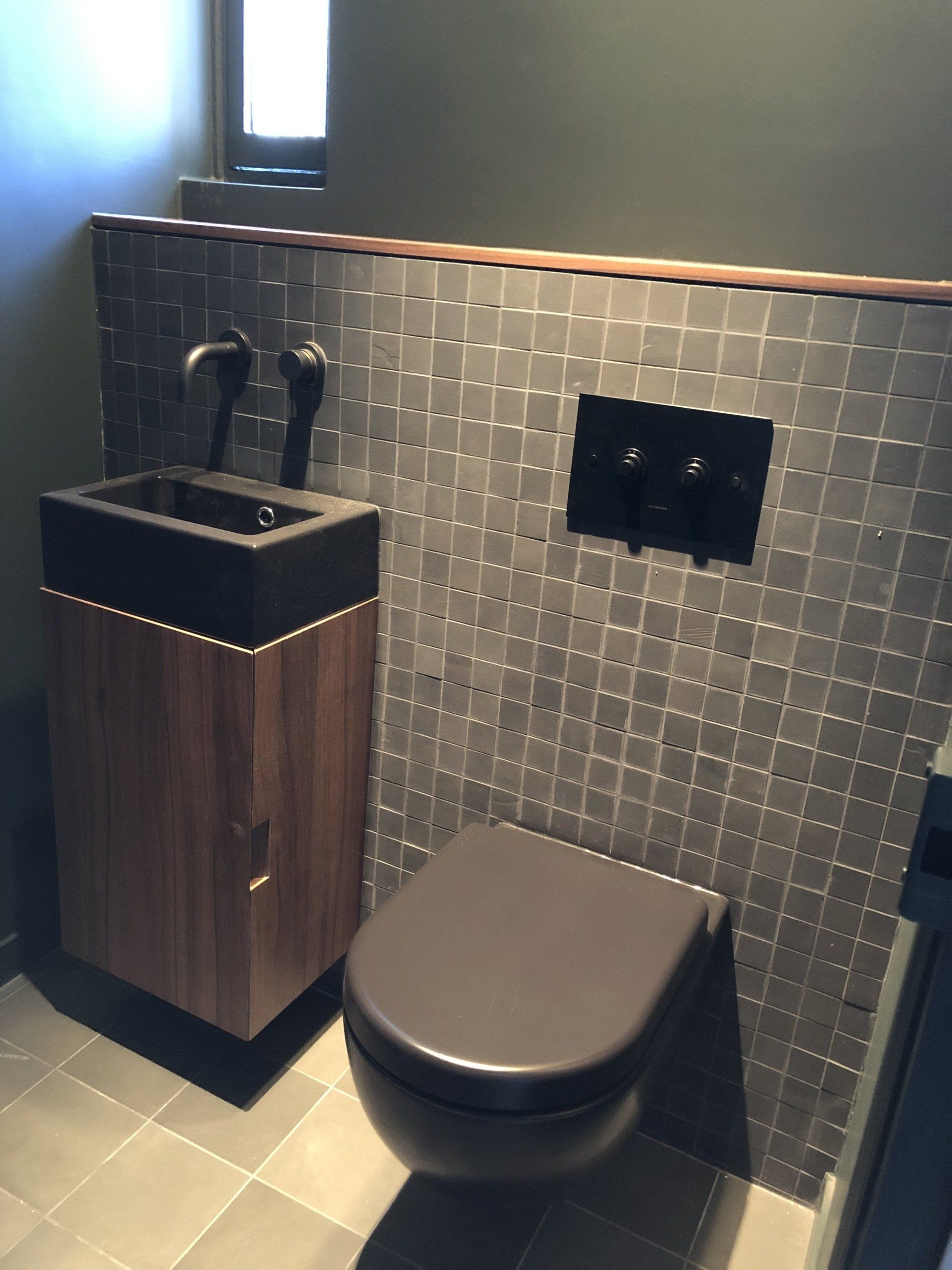 Nouvelles toilettes modernes