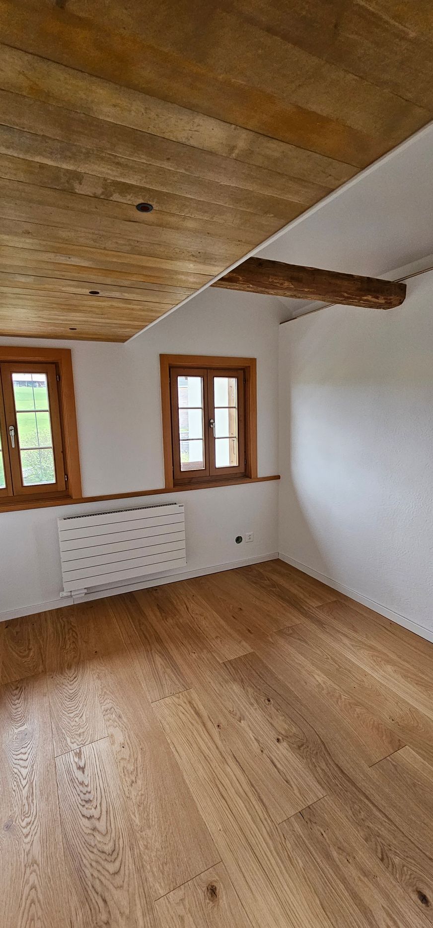 Bannière pour NBATI Multiservices sur la façade d'un bâtiment.