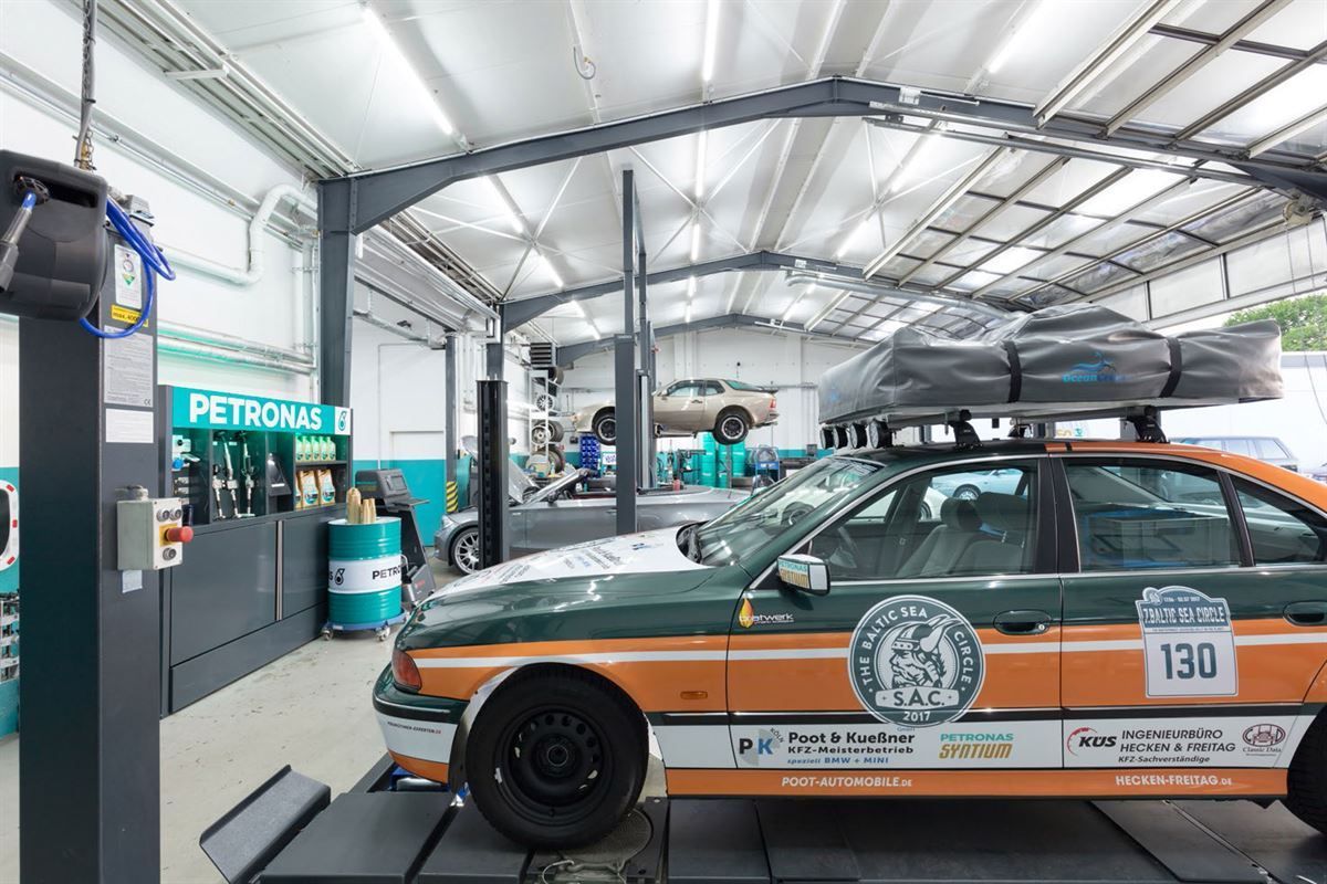 Ein Auto mit der Nummer 130 auf der Seite