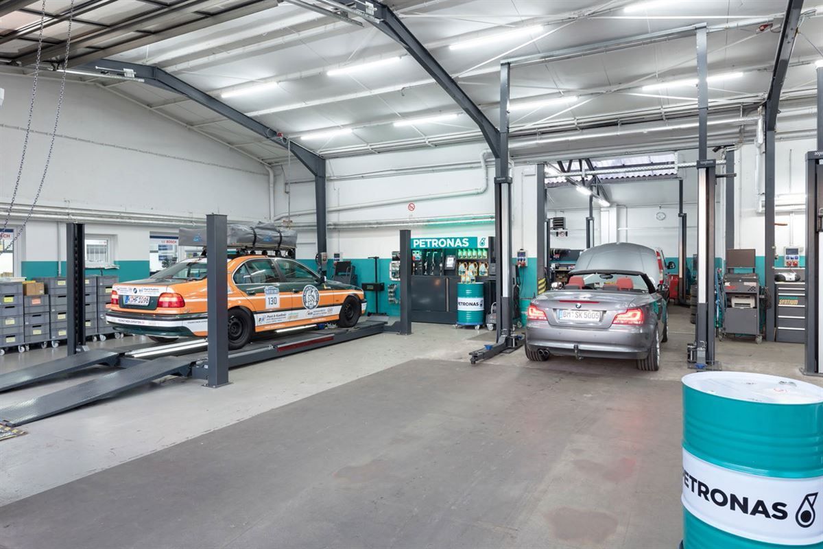 Ein Thomas-Ölfass steht mitten in einer Garage