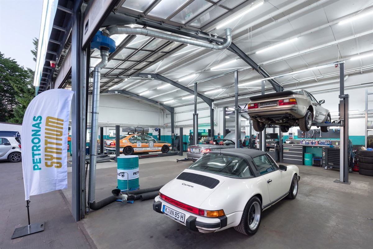 Ein Petronas-Schild hängt an der Seite einer Garage