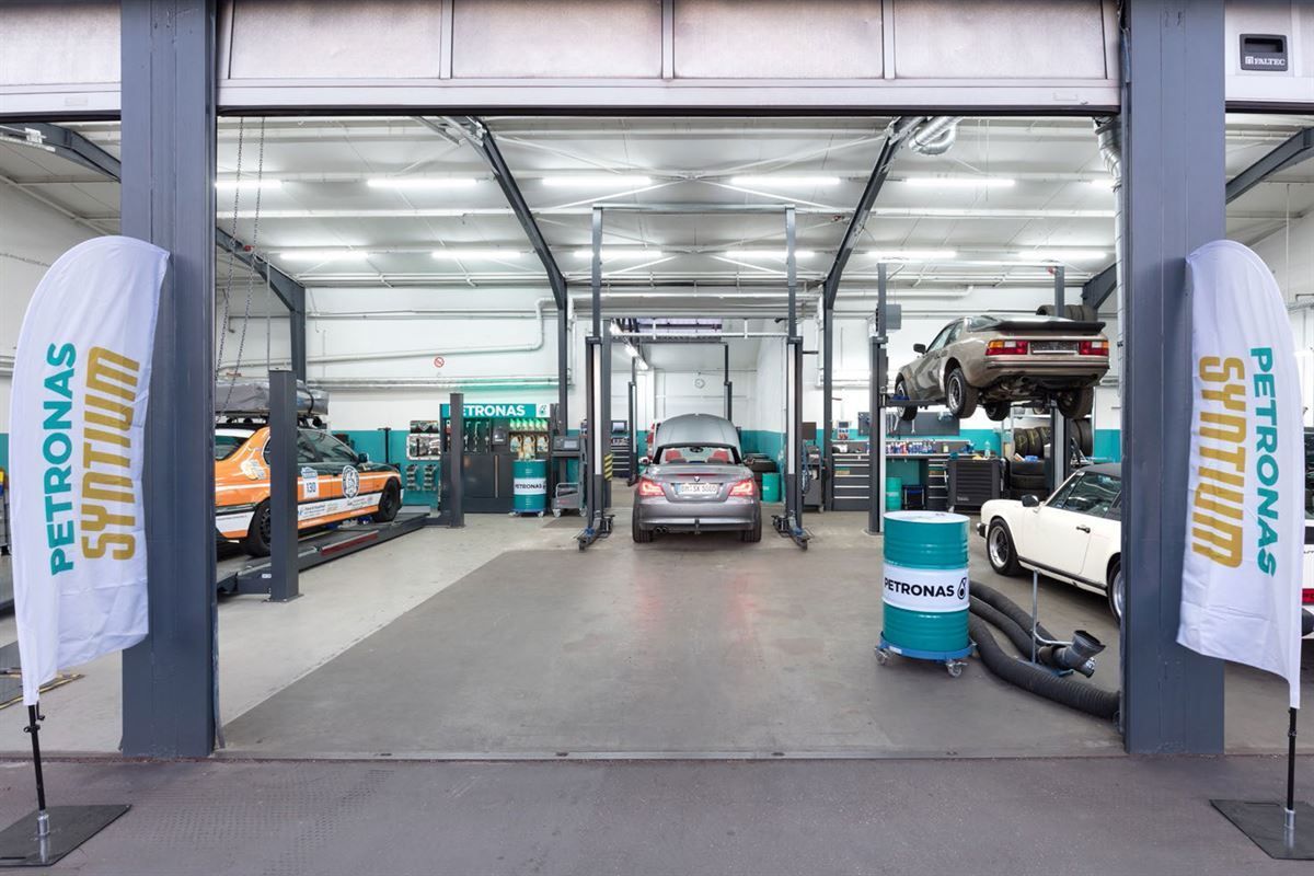 Ein Petronas Synthium-Schild hängt in einer Garage