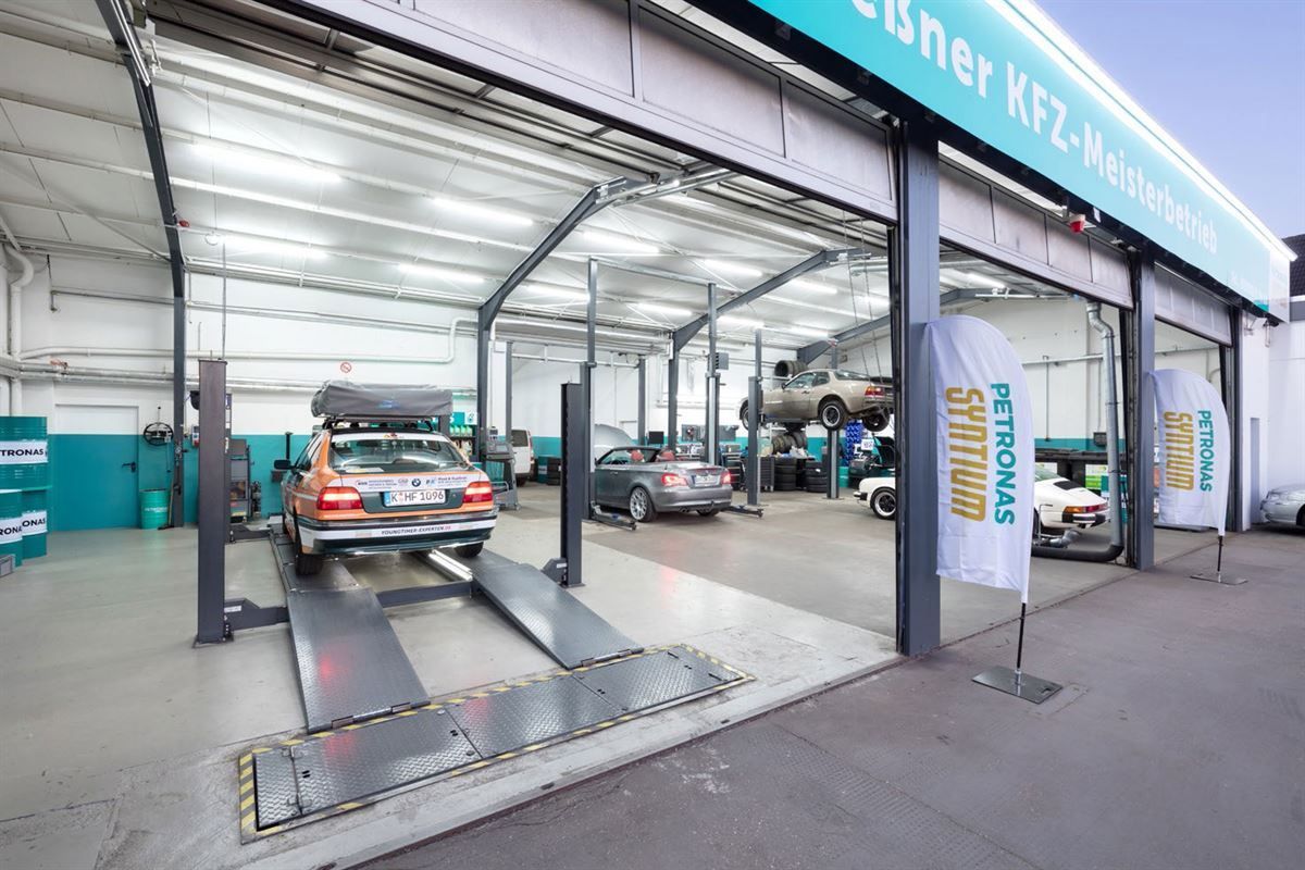 Eine Petronas Flagge hängt außerhalb einer Garage