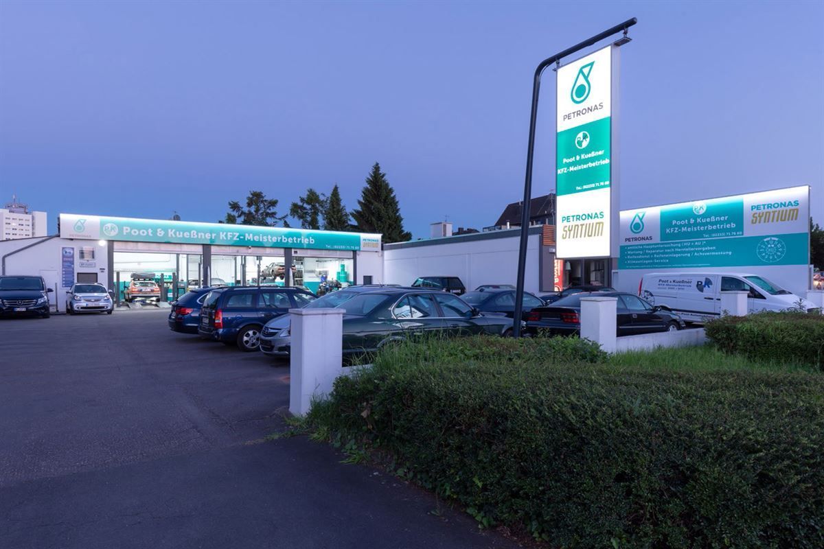 Viele Autos parken vor einer Tankstelle