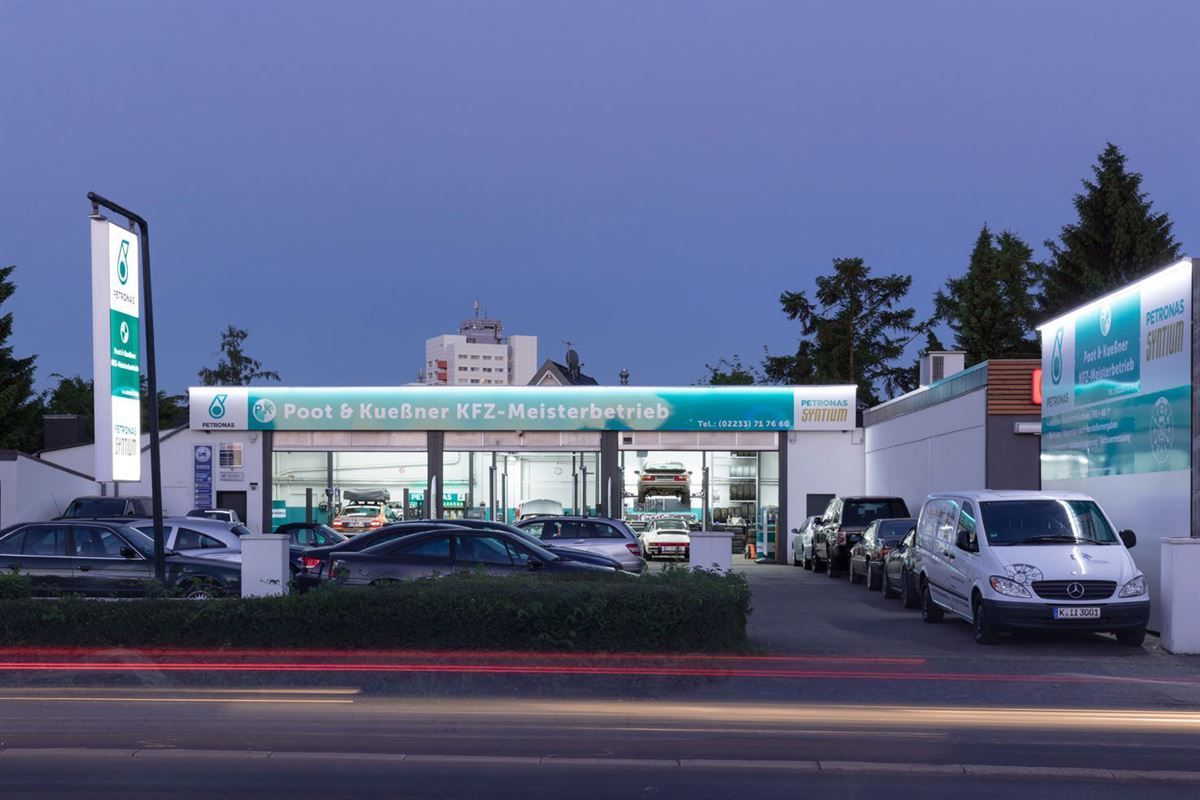 Eine Reihe von Autos parkt vor einem Autohaus