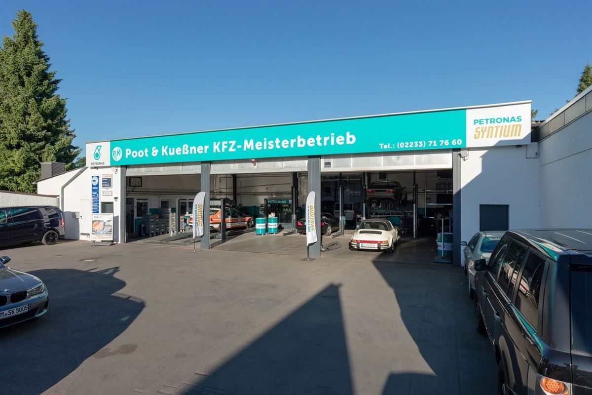 Eine Werkstatt mit einem grünen Schild mit der Aufschrift „Meisterbetrieb“