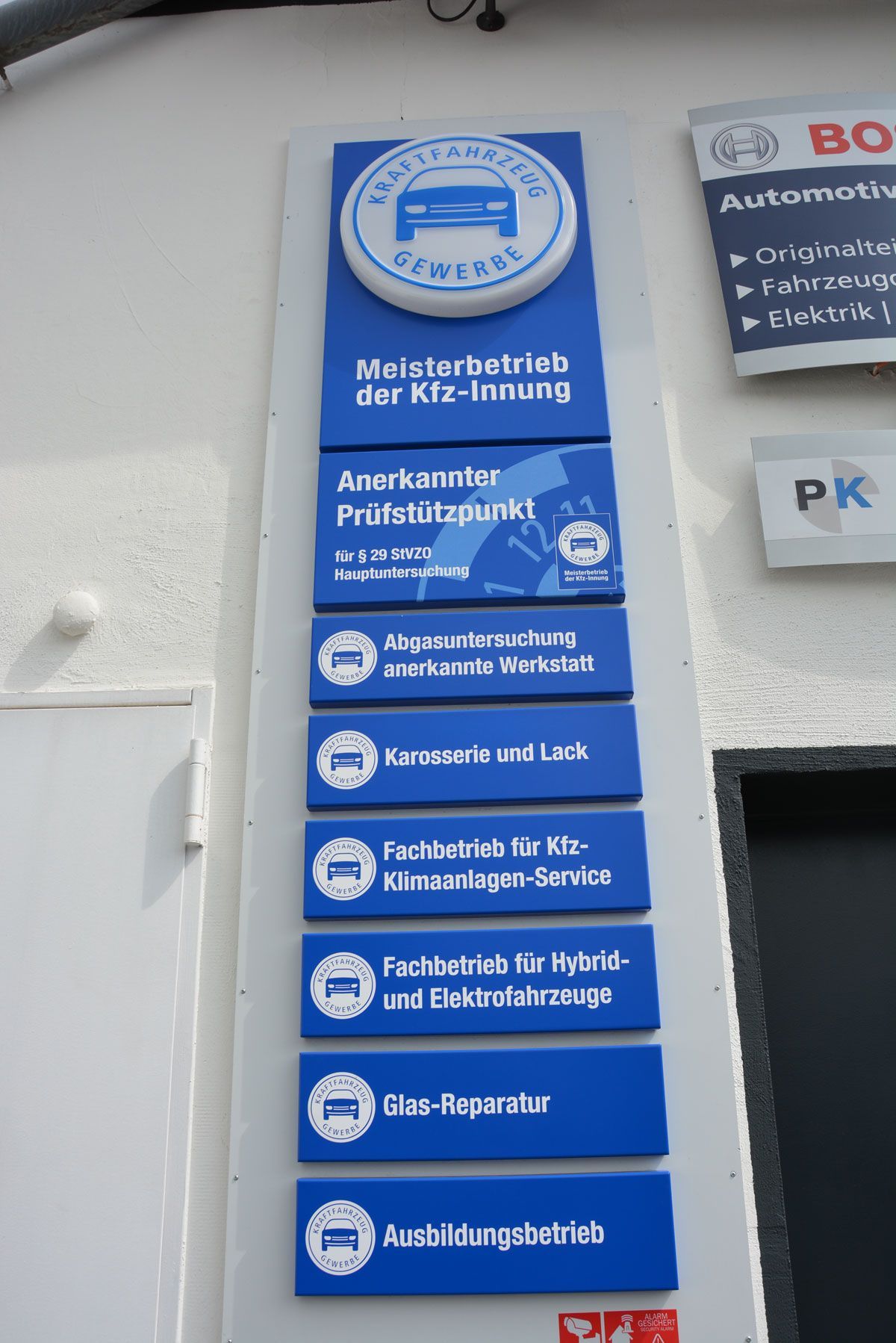 Ein Schild an einer Wand mit der Aufschrift „PK“