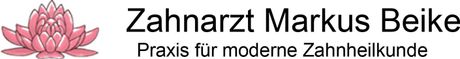Logo der Zahnarztpraxis „Zahnarzt Markus Beike“ mit einer rosa Blumengrafik.