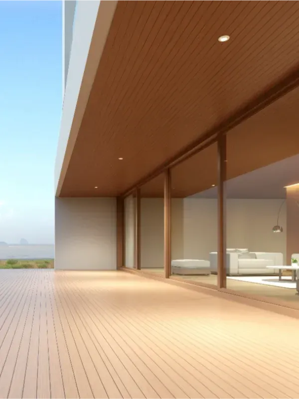 Patio moderno con terraza de madera, puertas de cristal y vistas despejadas al cielo y al paisaje.