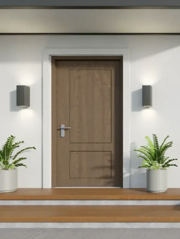 Puerta de entrada moderna con revestimiento de madera, flanqueada por apliques de pared y plantas en macetas