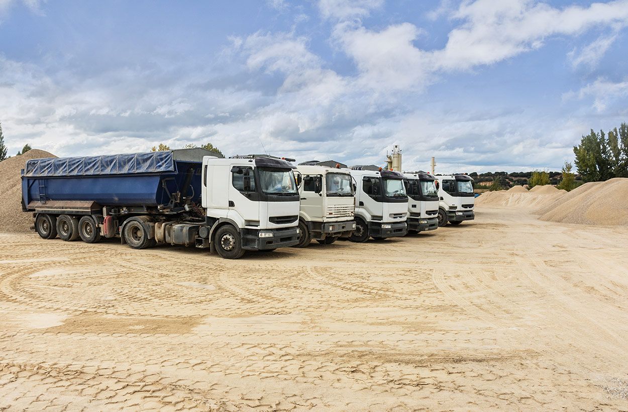 Flottes de camions transportant du sable 