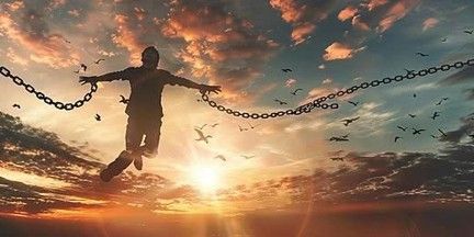 Silhouette d'un enfant sur une balançoire au coucher du soleil, encadrée par des chaînes et des oiseaux.