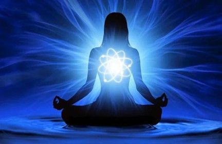 Silhouette d'une personne méditant dans une lumière bleue, avec un symbole atomique lumineux sur la poitrine