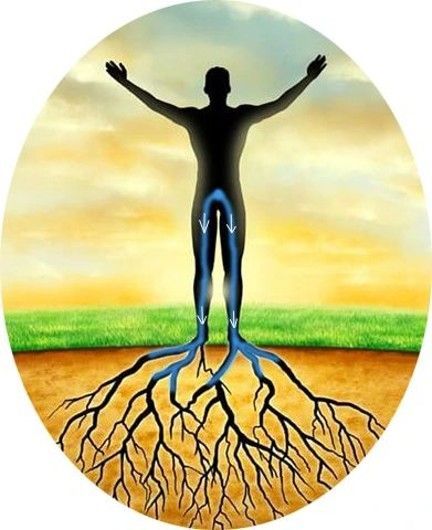 Silhouette d'une personne les bras levés, des racines s'enfonçant dans le sol depuis ses pieds.