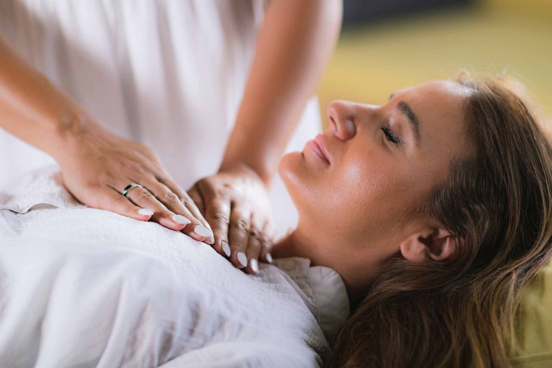 Una mujer está recibiendo un masaje en un spa.