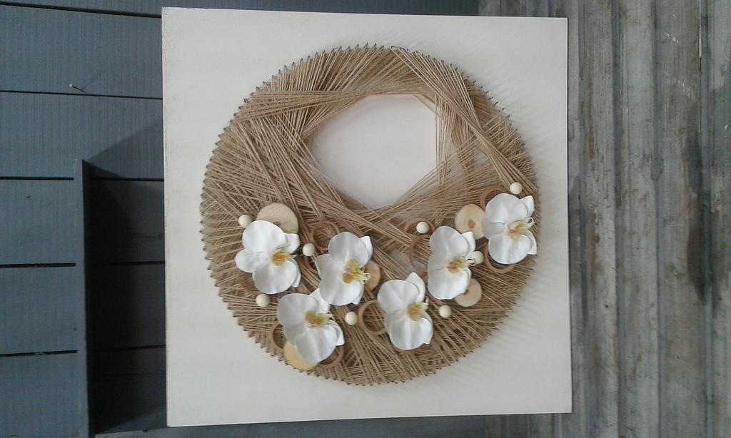 Cadre circulaire fleurs blanche