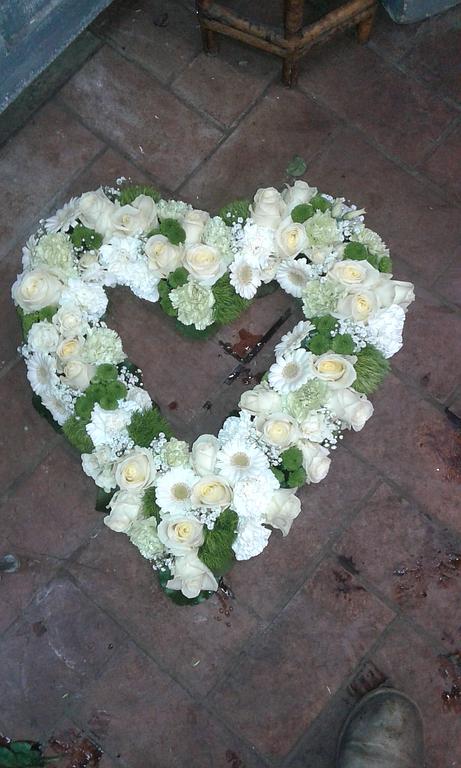 Composition coeur de roses blanche