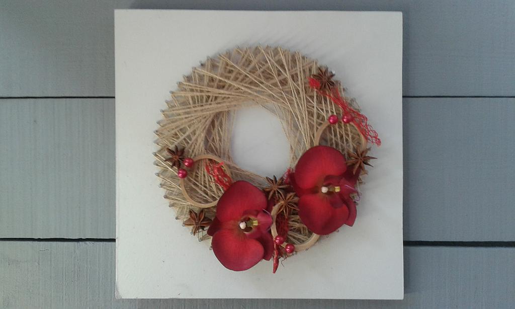 Cadre circulaire et fleurs rouge