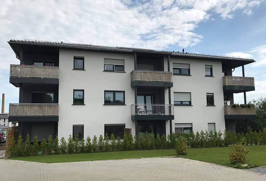 Ein weißes Haus mit Balkon