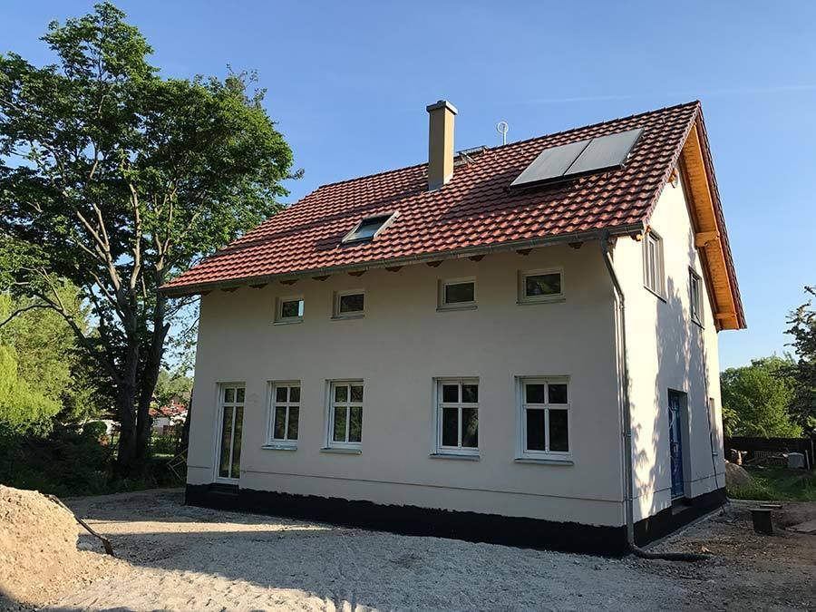 Ein weißes Haus mit einem roten Dach