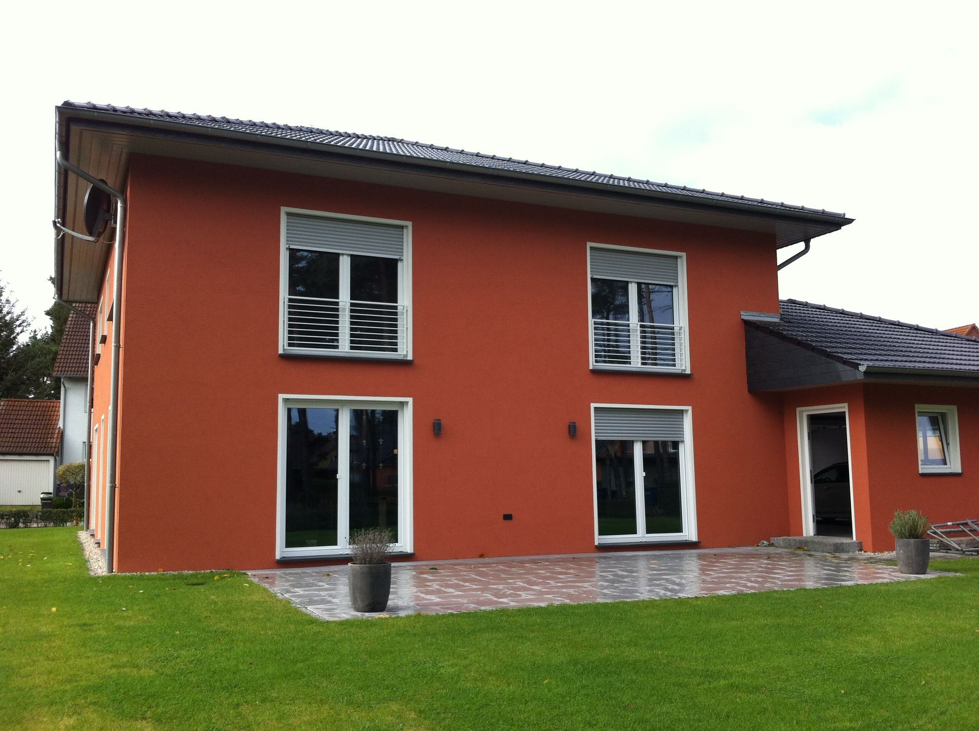 Ein großes orangefarbenes Haus mit vielen Fenstern