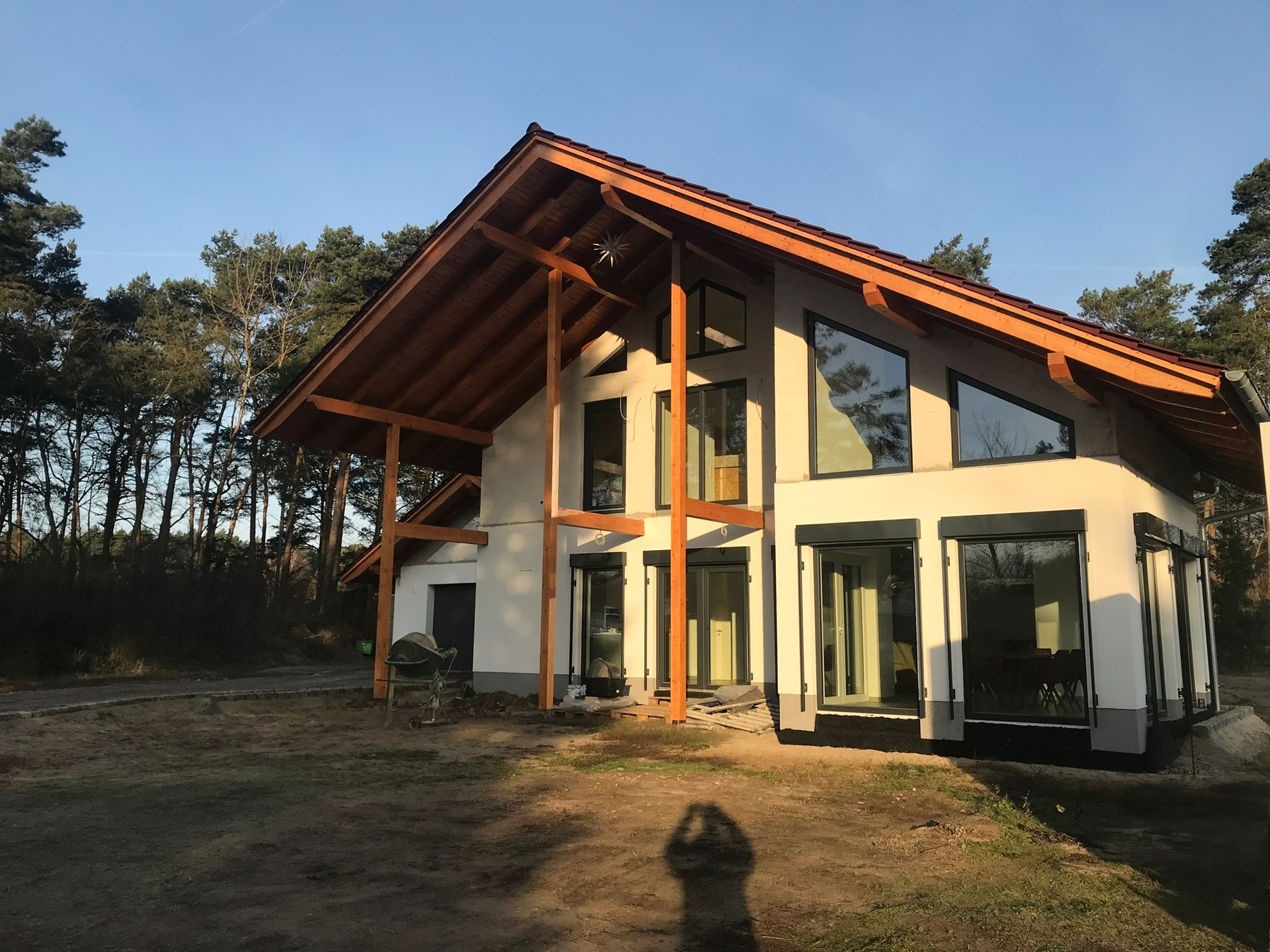 Ein großes Haus mit Holzdach und vielen Fenstern