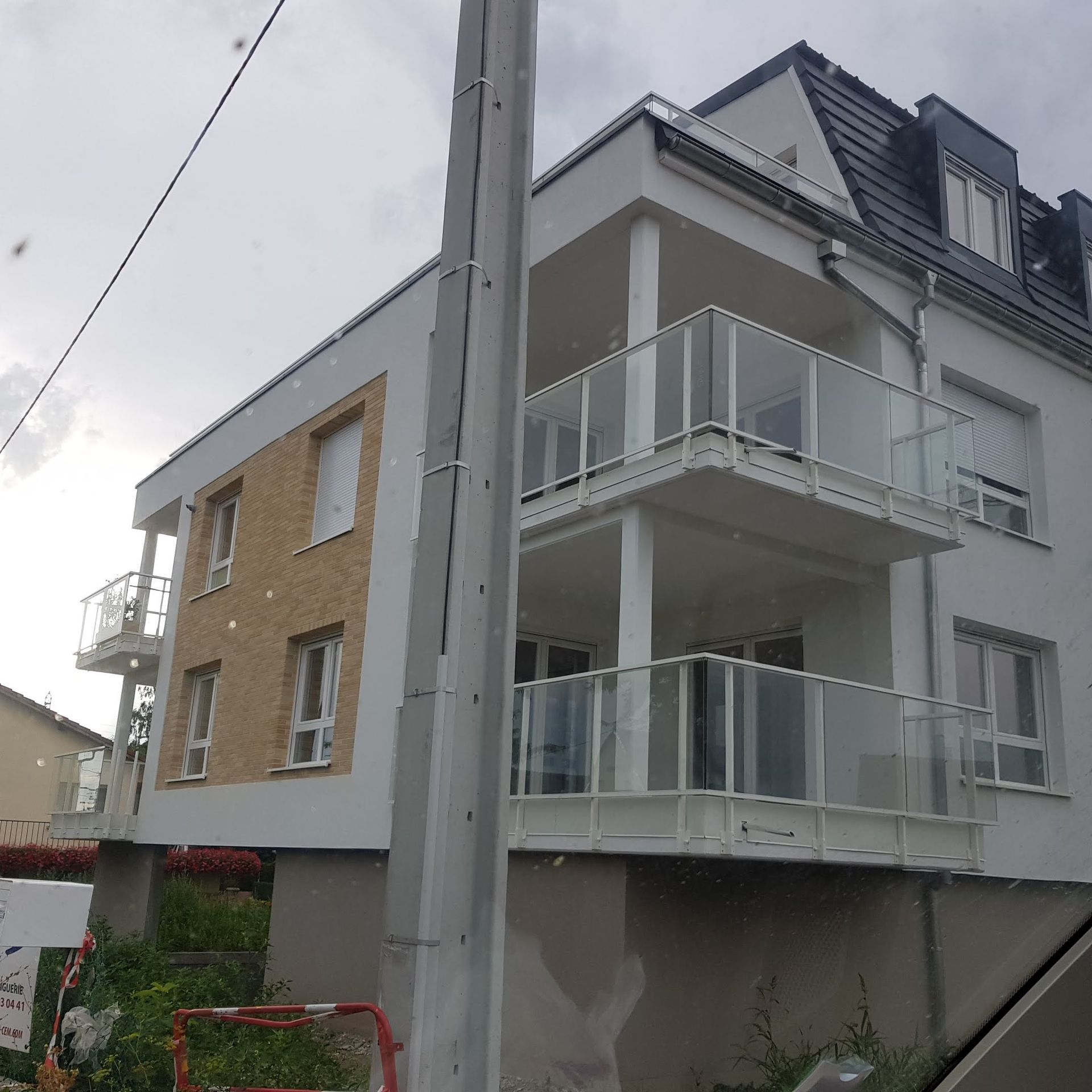 Façade d'immeuble peinte avec balcons