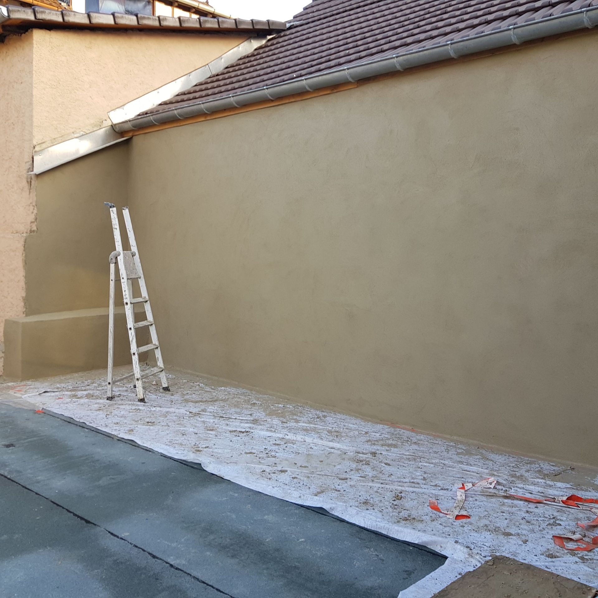 Mur en cours de ravalement