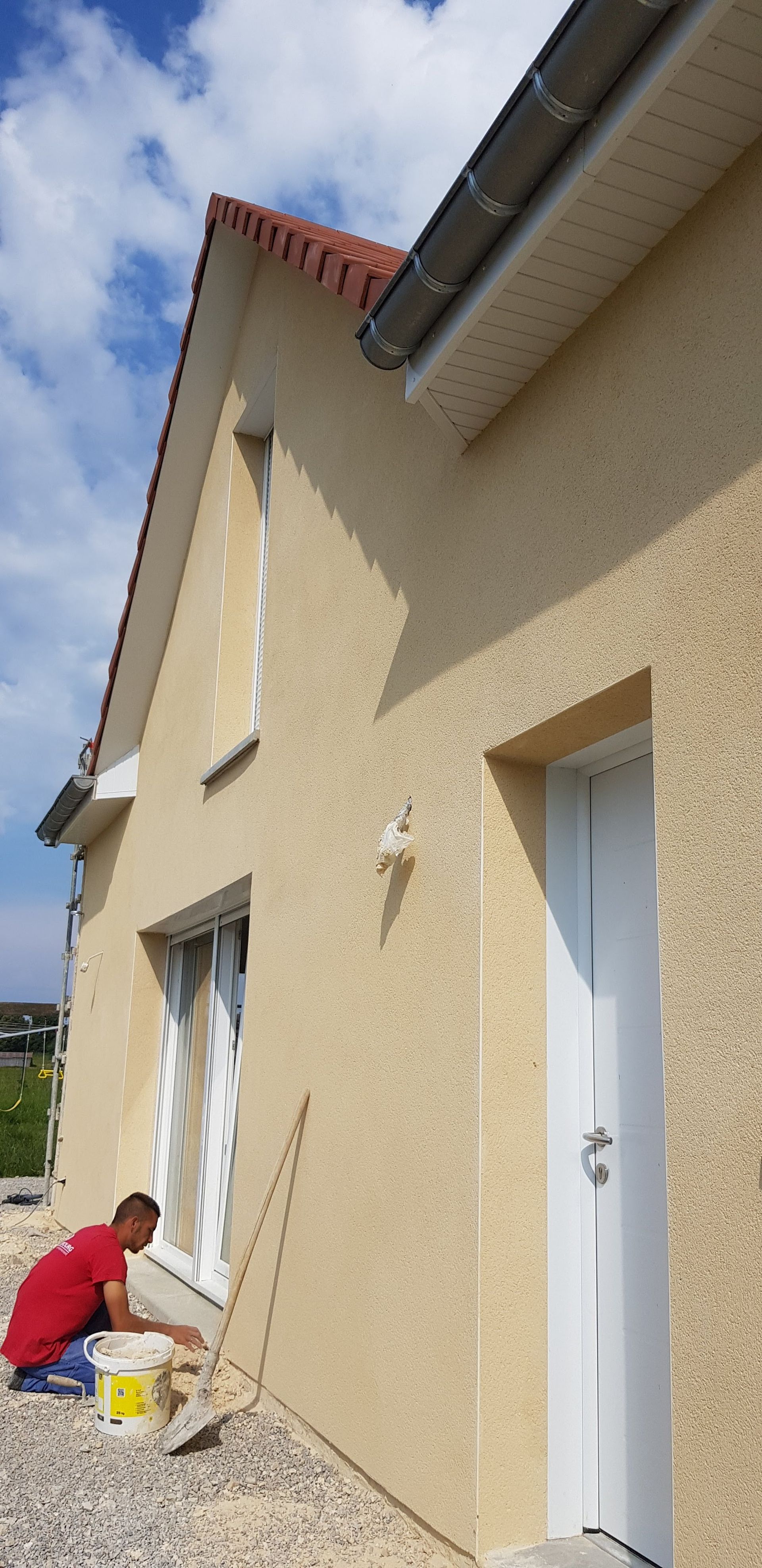 Façade de maison avec volets blancs