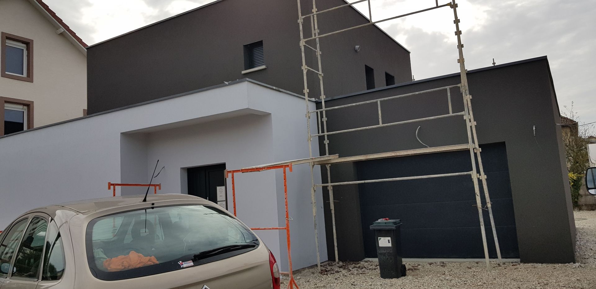 Immeuble blanc et marron