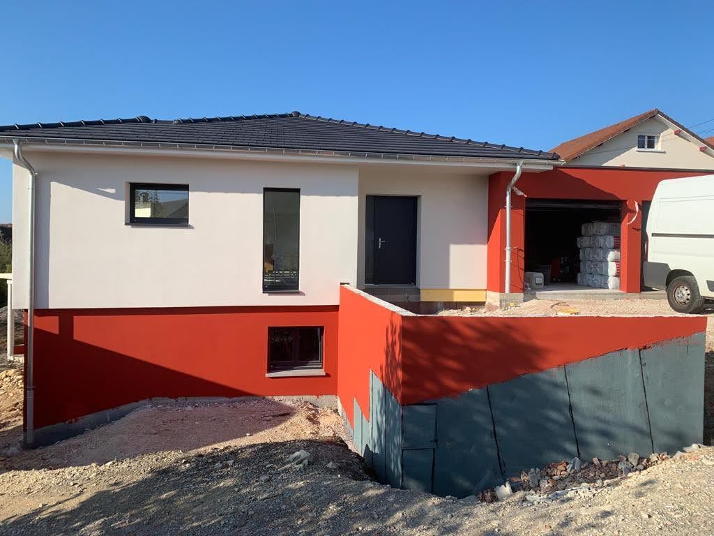 Façade blanche et orange