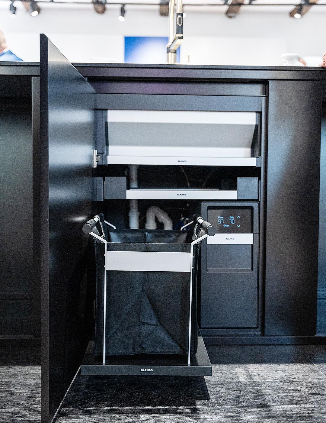 Spülenunterschrank mit ausreichend Raum für die Wasseraufbereitungseinheit sowie Abfall- und Organisationselemente