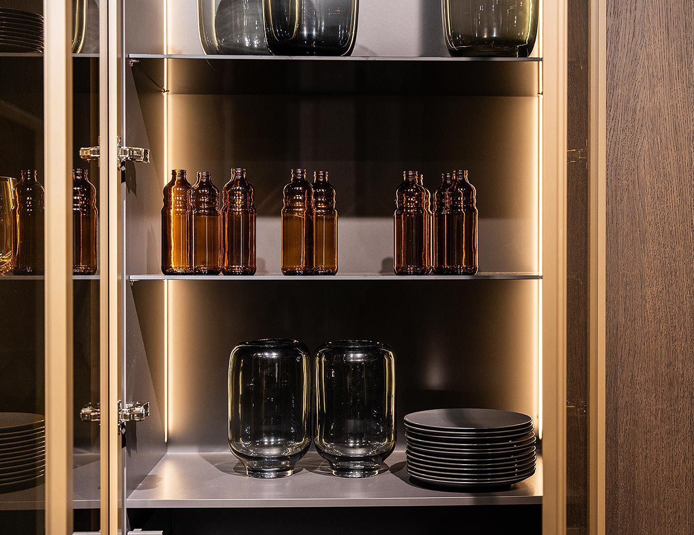 Metall-Glasrahmentüren in schwarz und Bronze